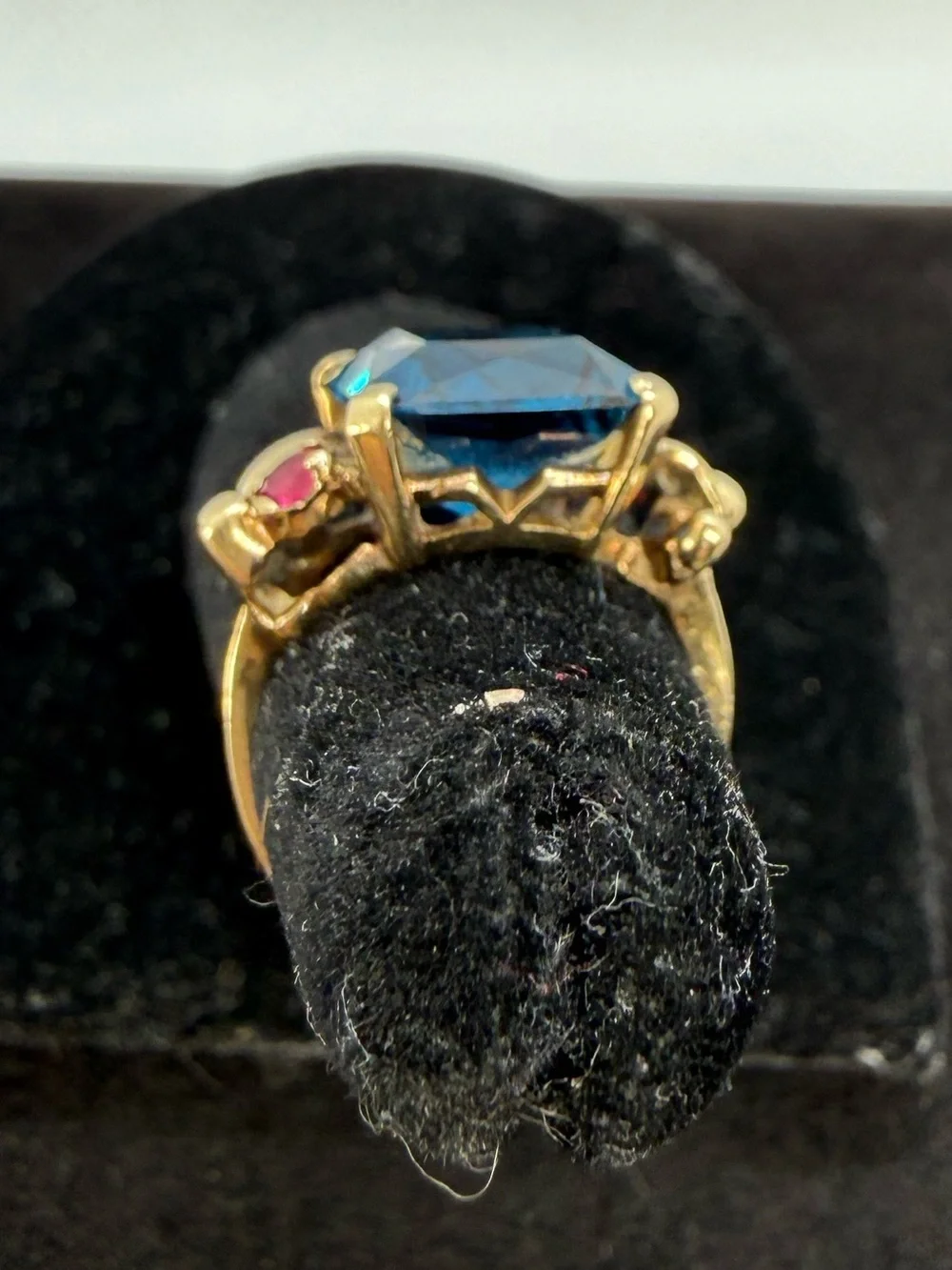 Vintage CS 10K Gold Blue Stone Ring Ruby Accents Size 3.75